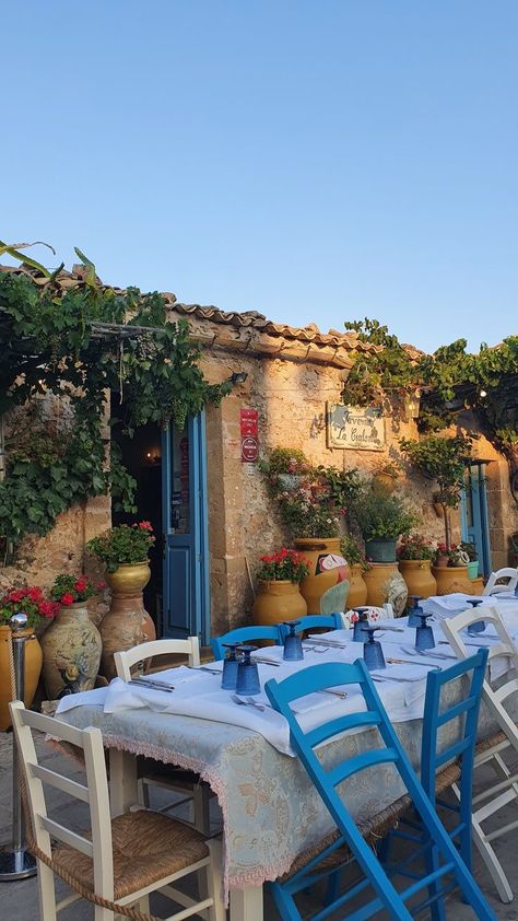 Sicilian Garden, Sicilia Aesthetic, Sicilian Restaurant, Greece House, Mediterranean Life, Mediterranean Aesthetic, Mediterranean Summer, Road Trip Places, Italian Life