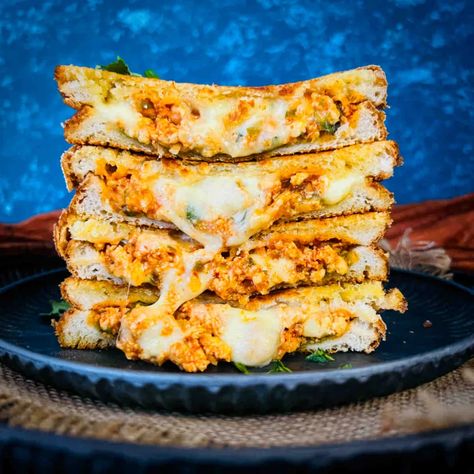 EASY Paneer Sandwich - Easy Indian Cookbook Paneer Bread Roll, Grilled Cheese Recipes Gourmet, Bread Omelette, Grilled Sandwich Recipe, Paneer Sandwich, Sandwich Easy, Paneer Cheese, Indian Cookbook, Cheese Wrap