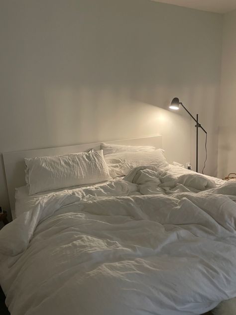 Bed Aesthetic, Minimal Bedroom, Modern Minimalist Bedroom, Minimalist Bedroom Design, Simple Room, Redecorate Bedroom, Minimalist Room, Room Makeover Bedroom, Room Makeover Inspiration