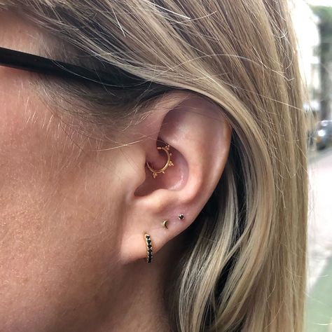 KANPATHA on Instagram: “Daith piercing and high lobe piercing with YG moon and YG prong with black stone.” High Lobe Piercing, Second Lobe Piercing, Triple Lobe, Triple Lobe Piercing, Pretty Ear Piercings, Lobe Piercing, Piercing Ideas, Daith Piercing, Belly Button Piercing