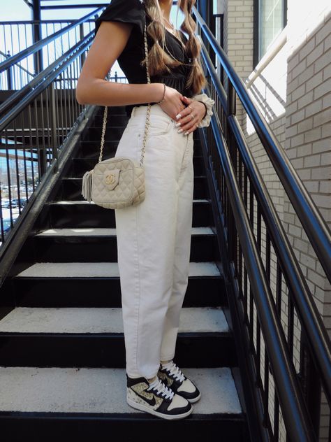 Outfits With White Mom Jeans, Beige Mom Outfit, White Mom Fit Jeans Outfit, White Mom Jeans Outfit Fall, White Mum Jeans Outfit, White Mom Jeans Outfit Summer, Ootd White Jeans, Beige Mom Jeans Outfit, Beige Mom Jeans Outfit Winter