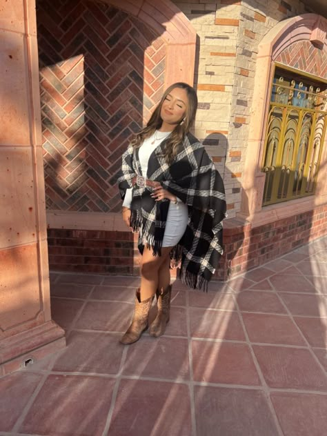 Cold Vaquera Outfits, Vaquera Outfit With Dress, Styling Cowboy Boots Women Fall, Thanksgiving Outfit Western, Vaquera Outfit Mexican Dress, Vaquera Outfit Mexican Winter, Ariat Jacket Woman Outfit, Rancho Lifestyle, Winter Vaquera Outfits