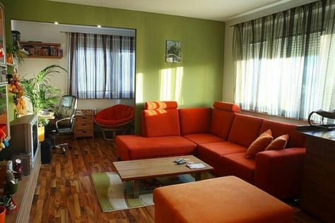 Wall color, red couch, comfy chair, pops of color, contemporary curtains with lots of plants... Red Couch Decor, Red Leather Couch, Red Sofa Living, Modern Green Living Room, Leather Sofa Decor, Red Sofa Living Room, Red Couch Living Room, Couch Wall, Red Leather Sofa