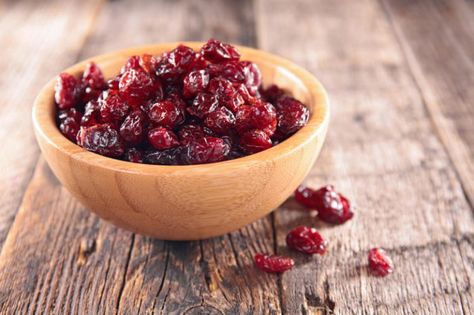 Dried Cranberries Recipes, Cranberry Simple Syrup, Cranberry Benefits, Unsweetened Cranberry Juice, Low Sugar Jam, Cranberry Jam, Fruit Crumble, Chicken Eating, Frozen Cranberries