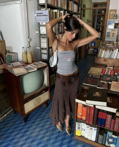 Lisbon Style Fashion, Vintage Bookstore, Small Heels, Chunky Belt, Low Waist Skirt, Quoi Porter, Autumn Clothes, Cool Fits, Outfit Inspo Fall