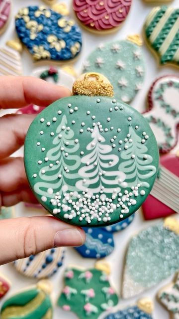 Natal, Christmas Cookies Decorated Ideas Simple, Ornament Cookie Decorating Ideas, Christmas Plaque Cookies, Wet On Wet Royal Icing Christmas, Snowflake Cookie Decorating Ideas, Christmas Flooded Cookies, Flooded Christmas Cookies, Royal Icing Christmas Cookies Tutorials