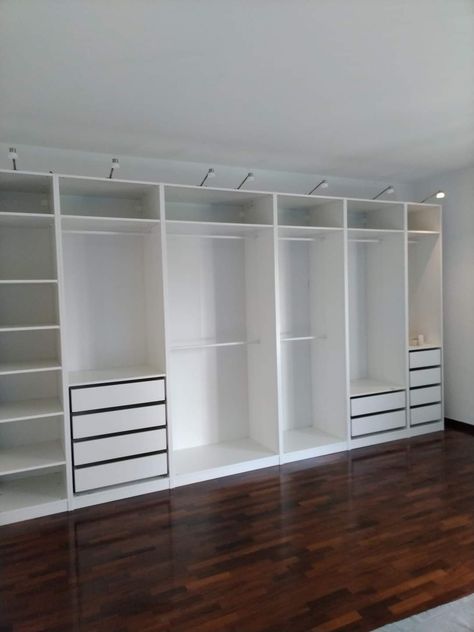 Closet Room With Couch, Minimalistic Wardrobe Design, Ikea Wall Closet, Rustic Closet Organization Ideas, Wardrobe Layout, Dressing Room Closet, Dream Closet Design, Closet Design Layout, Big Bedrooms