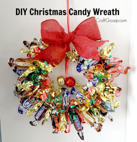 DIY Christmas Chocolate Candy Wreath – Edible Crafts Candy Wreath Diy, Food Craft Ideas, Christmas Chocolate Candy, Candy Wreath Christmas, Christmas Candy Wreath, Chocolate Christmas Gifts, Christmas Candy Crafts, Candy Gifts Diy, Diy Christmas Candy