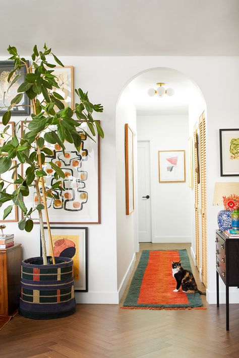 This LA home shows how to do modern eclectic styl perfectly | Livingetc Long Entry Hallway Ideas, Long Hallway Decorating, Hallway Runners Ideas, Long Narrow Hallway Ideas, Eclectic Hallway, Long Hallway Runners, Long Hallway Rug, Long Narrow Hallway, Boho Hallway