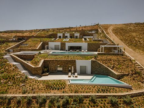 Subterranean Private Villa in Antiparos / Tsolakis Architects | ArchDaily Earth Sheltered, Underground Homes, Coastal Landscape, Green Roof, Staircase Design, Private Villas, Paros, Undercut, Habitat