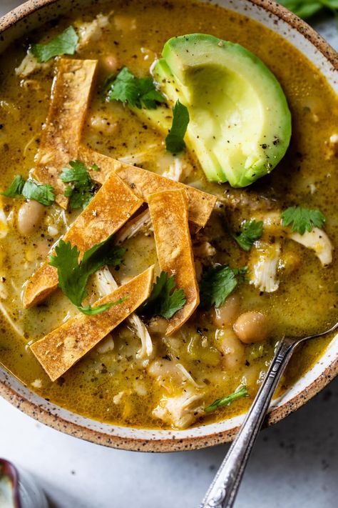 This one-pot Green Chicken Chili recipe is easy to make and features green chilies, salsa verde, shredded chicken, and white beans! Green Chili Chicken Crockpot, Chicken And White Beans, Green Chili Chicken Soup, Green Chicken Chili, Green Chili Soup, Chicken Chili Soup, Easy Chicken Chili, Chicken Chili Verde, Chicken Soup Crockpot