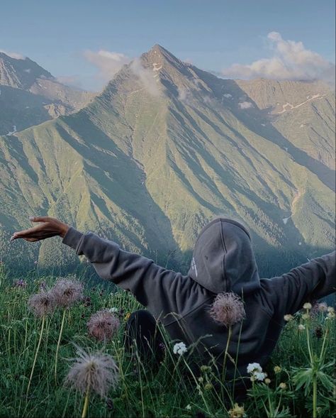 Travel Core Aesthetic, Mountain Travel Aesthetic, Mountain Trip Aesthetic, Adventure Core Aesthetic, Mountain Girl Aesthetic, No Face Photos, Vision Board Pictures Travel, Hiking Pose, Mountain Hiking Aesthetic