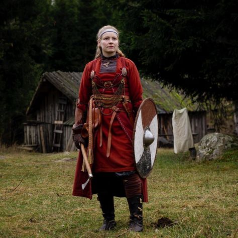 Finnish Historical Clothing, Visigoths Women, Historic Viking Clothing, Viking Era Clothing, Norse Traditional Clothing, Viking Clothing Women Warriors, Nordic Clothing Viking, Historical Viking Clothing, Traditional Celtic Clothing