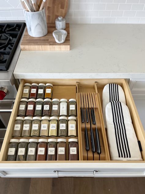 Dresser Top Organization Ideas, Kitchen Checklist, Spice Rack Organization, Neat Method, Kitchen Finishes, Spice Drawer, House Organisation, Interior Room, Spice Organization