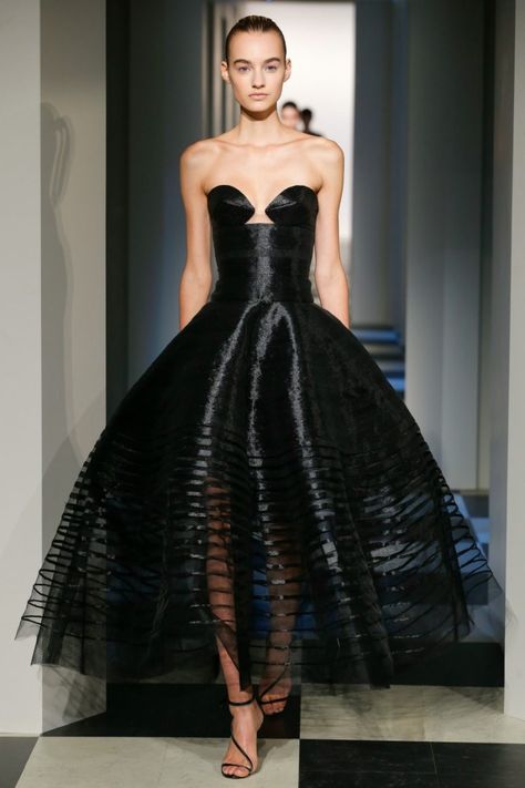 Oscar de la Renta Monse debut - Fall 2017 Runway Style Noir, 2024 Fashion, Red Carpet Dresses, Fall 2017, Mode Inspiration, Fashion 2017, Beautiful Gowns, Couture Dresses, New York Fashion Week