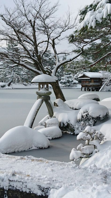 Osaka Japan Winter, Japan Snow Aesthetic, Osaka Winter, Japanese Mansion, Japanese Garden Lanterns, Lantern Wallpaper, Japanese Winter, Kanazawa Japan, Winter In Japan