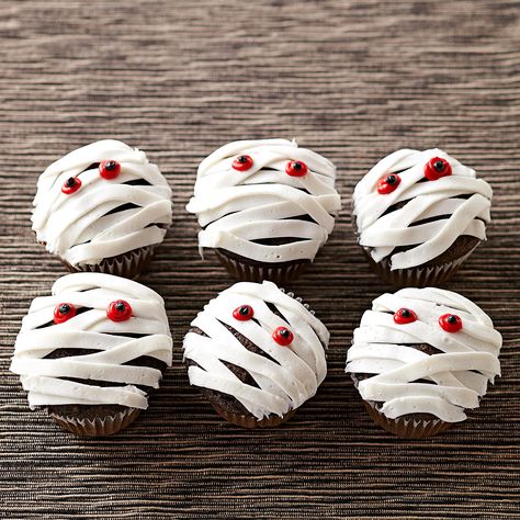 Muffins Halloween, Mummy Cupcakes, Pasteles Halloween, Halloween Food Cupcakes, Dessert Halloween, Halloween Cupcake Toppers, Fall Cupcakes, Monster Cupcakes, Homemade Cupcakes