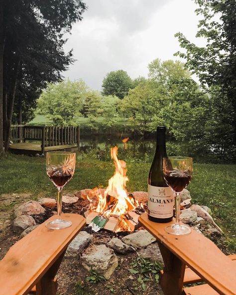 Romantic Dates Ideas Aesthetic, Pairs Of Things, Long Weekend Aesthetic, Romantic Cabin Aesthetic, Cabin Trip With Boyfriend, Cabin Getaway Ideas, Couple Getaway Ideas, Fall Wine Aesthetic, Cabin Vacation Aesthetic