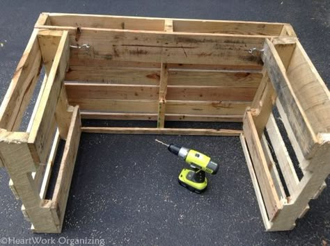 Beautiful 10 Lemonade Stands Made out of Repurposed Pallets  #kids #lemonadestand #pallet #repurposed Your kids have been bugging you all summer to run a lemonade stand? Does anyone else find it ironic and completely understandable that you had no tim... Kids Lemonade Stands, Repurposed Pallets, Diy Lemonade Stand, Kids Lemonade, Diy Lemonade, Lemonade Stands, Best Lemonade, Pallet Bar Diy, Deco Champetre