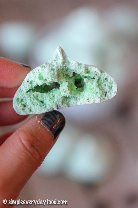 mint chocolate chip meringue cookies - Simple Everyday Food Mint Chocolate Chip Meringue Cookies, Mint Meringue Cookies, Chocolate Chip Meringue Cookies, Low Fat Desserts, Chocolate Meringue, Mint Chocolate Chip, Pipe Decor, Meringue Cookies, Green Food Coloring