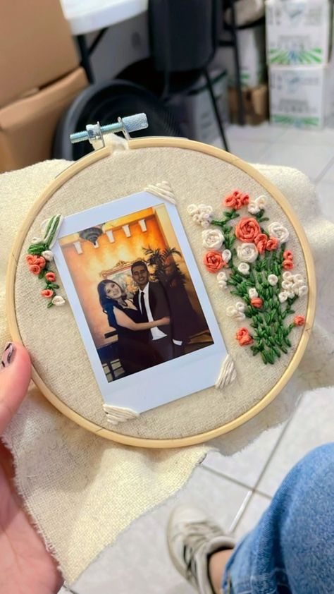 Embroidery Anniversary Gift Ideas, Embroidery Polaroid Frame, Anniversary Embroidery Designs, Photo Embroidery Hoop, Embroidery Photo Frame, Embroidery Picture Frame, Drawing Embroidery, Tshirt Embroidery, Bracelet Embroidery