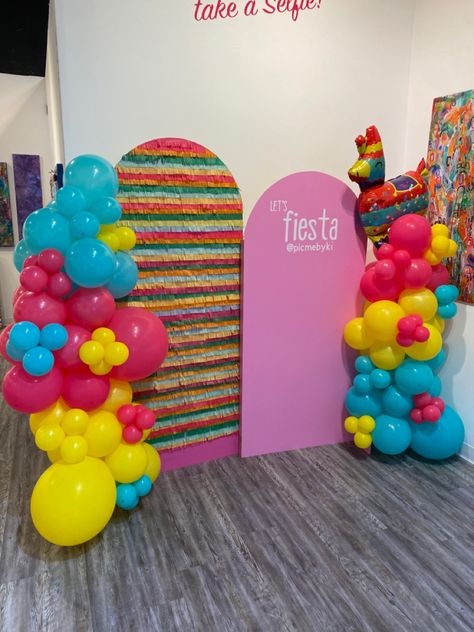 Fun, piñata-inspired fiesta themed backdrop. Perfect for fiesta parties! First Fiesta Backdrop, Fiesta Backdrop Ideas, Taco Birthday, Staging Decor, Fiesta Birthday Invitations, 40 Balloons, Mexican Birthday Parties, Forever Roses, Fiesta Birthday Party