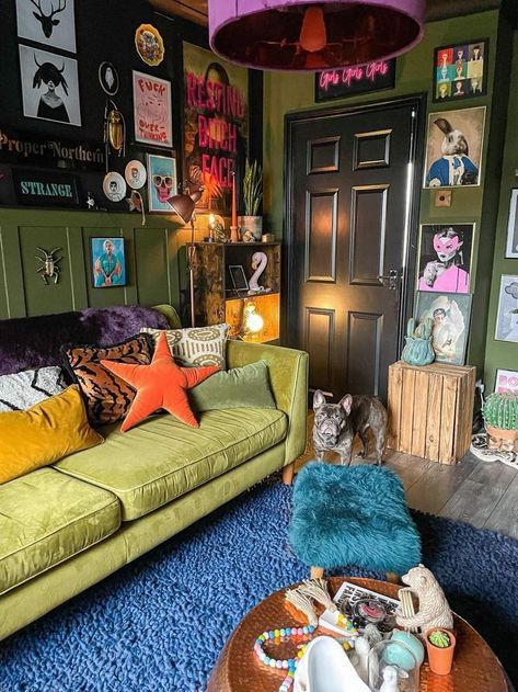 80s Vintage Living Room, Couples Decor Ideas, Indie Aesthetic Living Room, Eclectic House Interior, Funky Nyc Apartment, 70s Inspired House Decor, Maximalism Organization, Small Apartment Decorating Maximalist, Room Inspo Eclectic