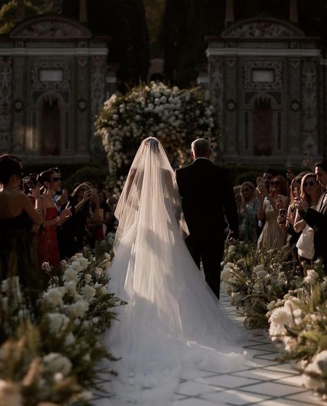 Italy Beautiful Places, Beautiful Places To Get Married, Gown Haute Couture, Wedding Venues In Italy, Couture Dior, Italian Wedding Venues, Italy Beautiful, Classic Romance, Dior Dress