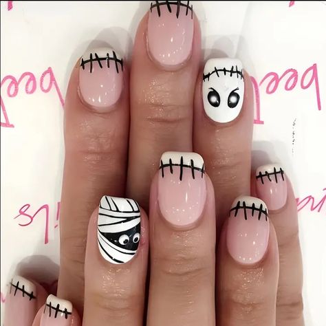 White & Black Nail Kit For Halloween & Any Ghoul Occasion. Mummy 24 Piece Set Press On Nails. Quick And Easy Application & Removable. Nagellack Trends, Cute Nails For Fall, Short Square Nails, Rose Nails, Nail Swag, Halloween Nail Designs, Fall Nail Art, Halloween Nail, Halloween Nail Art