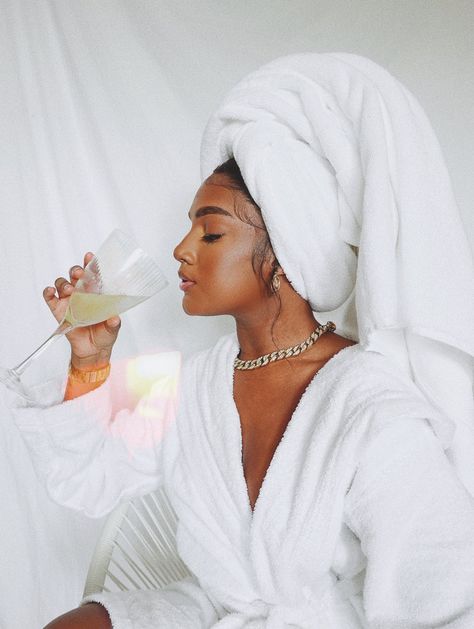 DAZHANÉLEAH. on Twitter: "My lockdown mood 💅🏾… " Lifestyle Photoshoot, Date Night Makeup, Looks Pinterest, Business Photoshoot, Branding Photoshoot Inspiration, Personal Branding Photoshoot, Soft Life, Beauty Products Photography, 22nd Birthday