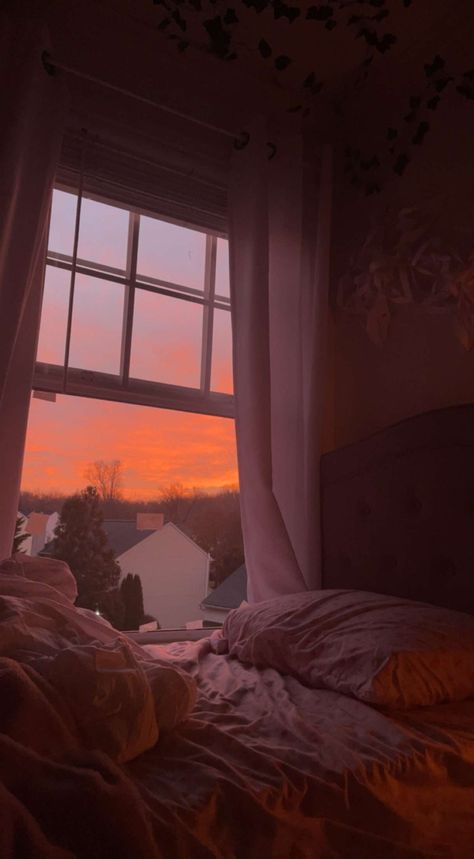 Sunrise Bedroom Window, Sunrise Bedroom Theme, Evening Bedroom Aesthetic, Pink Cosy Aesthetic, Calm Atmosphere Aesthetic, Pink Sunset Bedroom Aesthetic, Sunset Aesthetic Room Decor, Bedroom Morning Aesthetic, Sleepy Morning Aesthetic