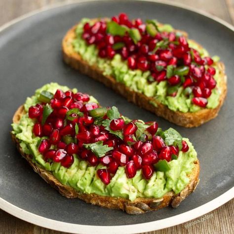 Pomegranate Salsa, Christmas Avocado, Avo Toast, Plats Healthy, Toast Toppings, Tonic Water, Pomegranate Seeds, Toast Recipes, 6k Followers