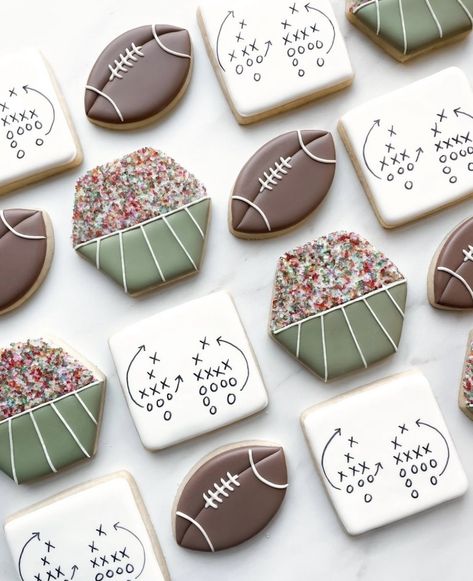 Football Themed Cookies Decorated, Football Season Decorated Cookies, Simple Decorated Cookies Royal Icing, Chicago Bears Cookies, Football Field Cookies, Football Birthday Cookies Decorated, Super Bowl Sugar Cookies, Super Bowl Cookies Decorated, Softball Cookies Decorated