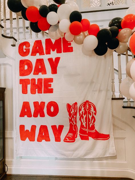 Tailgate Banner Sorority, Gameday Banner Sorority, Sorority Sheet Banners, Game Day Banner Sorority, Game Day Banners Football, Frat Banner Ideas, Game Day Decor, Family Weekend Banner, Banners Sorority