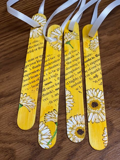 Library Take And Make Crafts For Adults, Popsicle Stick Crafts To Sell, Wooden Bookmarks Diy Craft Ideas, Popsicle Crafts For Adults, Popsicle Bookmarks Diy, Diy Book Markers, Things To Make Out Of Popsicle Sticks, Book Markers Ideas, Popsicle Bookmarks