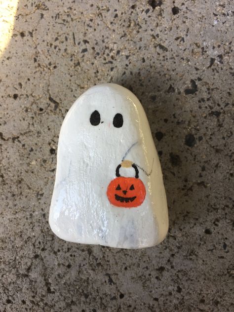 Boo Painted Rocks, Ghost Rock Painting Ideas, Rock Painting Ideas White Background, Rock Pumpkin Painting, Apple Painted Rock, Painting Rock Ideas Easy, Halloween Rock Paintings, Stone Painting Halloween, Painted Rocks Halloween Ideas