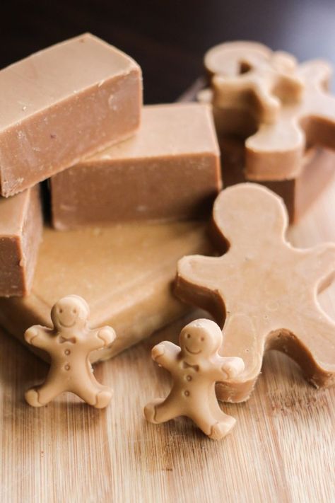 How to make an easy gingerbread soap, a perfect DIY holiday gift! Homemade Soap Recipes, Gingerbread Soap, Easy Gingerbread, Savon Diy, Handmade Soap Recipes, Soap Craft, Christmas Soap, Cheap Christmas Gifts, Diy Holiday Gifts