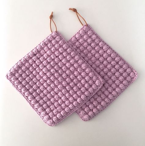 Denne gratis opskrift indeholder en udførlig vejledning, så du selv kan hækle fantastiske grydelapper med bobler. Opskriften kan følges af både øvede og begyndere. Crochet Potholder Patterns, Crochet Hot Pads, Potholder Patterns, Crochet Dishcloth, Crochet Potholders, Crochet Kitchen, Crochet Dishcloths, Crochet Cushions, Bobble Stitch