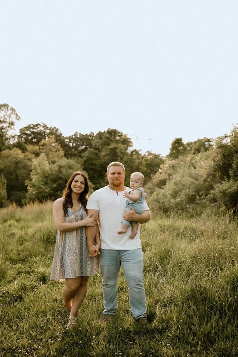 B&W mother father son family photography sunset shoot denim overalls color scheme field 3 Person Family Photos, Family Of 3 Photography, Sunset Shoot, Family Photos With Baby, Family Of 3, Family Of Three, Family Pics, Newborn Pictures, Family Pictures