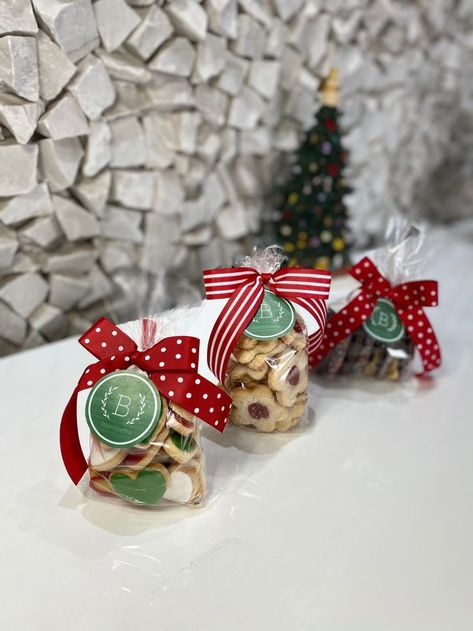 Packing Christmas Cookies, Baking Christmas Gift Ideas, Xmas Cookies Packaging, Christmas Baking Packaging Ideas, Christmas Goody Bag Ideas For Coworkers, Cookie Packaging Christmas, Homemade Cookie Packaging, Homemade Christmas Cookies Gift, Cookie Christmas Gifts Packaging