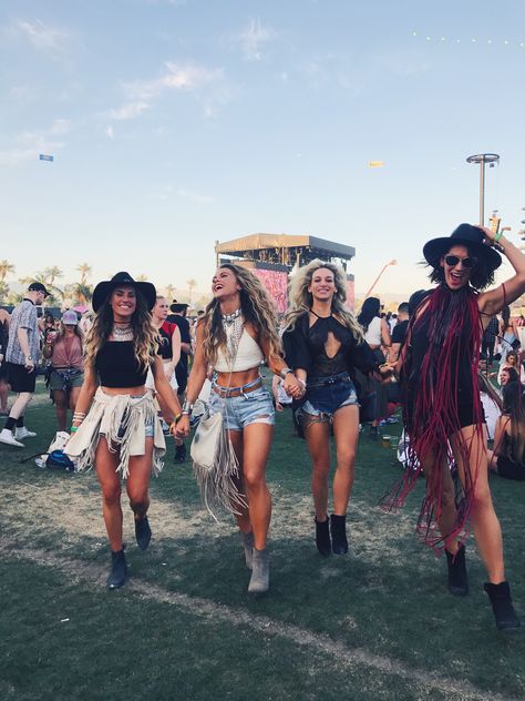 Country Music Outfits, Look Da Festival, Stagecoach Outfit, Country Music Festival Outfits, Stagecoach Festival, Cochella Outfits, Country Concert Outfits, Boho Festival Outfit, Coachella Looks