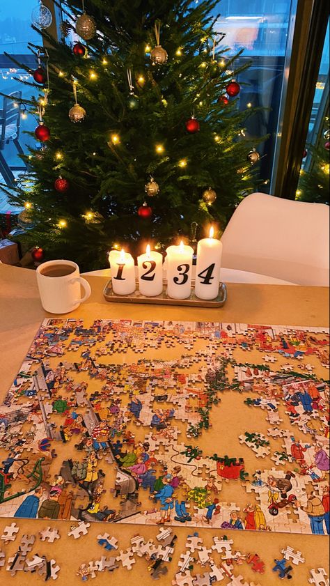 Christmas Games Aesthetic, Christmas Puzzle Aesthetic, Christmas Aesthetic Activities, Cozy Christmas Activities, Aesthetic Christmas Activities, Christmas Home Activities, Christmas Activities Couples, Christmas Activities Aesthetic, Christmas Break Activities