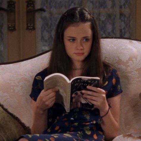 Rory Gilmore Books, Team Logan, Alexis Bledel, Lorelai Gilmore, Short Haircut, Rory Gilmore, School Motivation, Gilmore Girls, Best Shows Ever