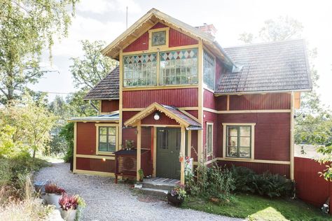 Florals and Original Details in a Traditional Swedish Home - The Nordroom Swedish House Plans, Dröm Hus Planer, Eclectic Living Room Design, Swedish Architecture, Swedish Home, Sweden House, Eclectic Contemporary, Vintage Apartment, Georgian Townhouse