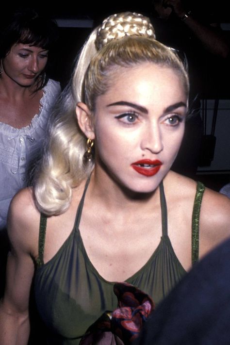 Madonna's Greatest Beauty Moments Madonna Young, Madonna 90s, Madonna Pictures, Madonna Music, Madonna 80s, Madonna Photos, Lady Madonna, Beauty Icons, Iconic Women