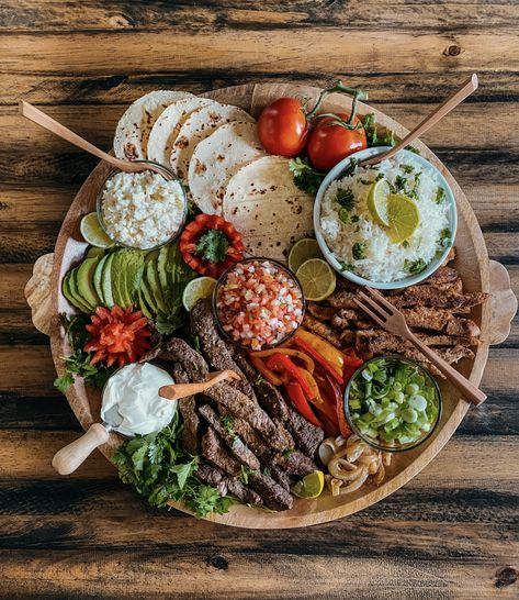 Dinner/ Fajita Board – XOXO, terri Fajita Night Party Dinners, Fajita Board, Charcuterie Dinner, Fajita Dinner, Dinner Boards, Fajita Night, Mexican Board, Baked Potato Dinner, Hot Chocolate Desserts