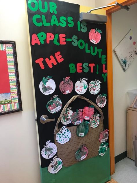 Door Ideas For Preschool Classroom, Fall Prek Door Ideas, September Door Decorations Daycare, Candy Apple Bulletin Board Ideas, Apple Theme Door Decoration, Fall Kindergarten Door Ideas, Fall Apple Door Decorations Classroom, Fall School Door Decorations, Prek Decorating Ideas