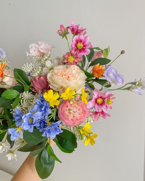 bright & colourful bouquet for Kiana & Gregory 💐 Colourful Wedding Bouquet, Summery Bouquet, Wildflower Theme, Wildflower Bridal Bouquets, Colourful Bouquet, Flowers Logo, Bright Bouquet, Front Yard Plants, Wildflower Wedding Bouquet