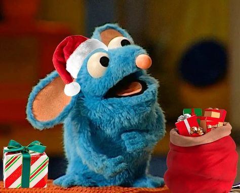 Christmas Aesthetic Funny, Tutter Mouse Christmas, Christmas Funny Pictures, Cute Christmas Pfp, Tutter Mouse, Rat Christmas, Christmas Meme, Muppet Christmas, Christmas Pic