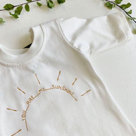 Onesie Design Ideas, Onsie Embroidery Ideas, Hand Embroidery Onesie, Embroider Baby Clothes, Hand Embroidery Kids Clothes, Embroidered Baby Onesie, Baby Announcement Embroidery, Hand Embroidered Baby Clothes, Onsie Embroidery